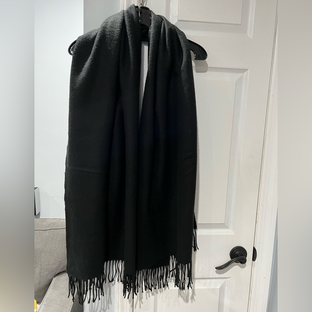 Main Character Fringe Black Scarf